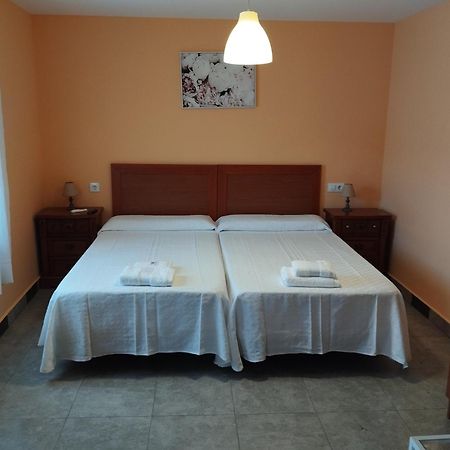 Hostal Bordillas Pomaluengo Bagian luar foto