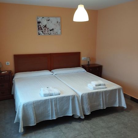Hostal Bordillas Pomaluengo Bagian luar foto
