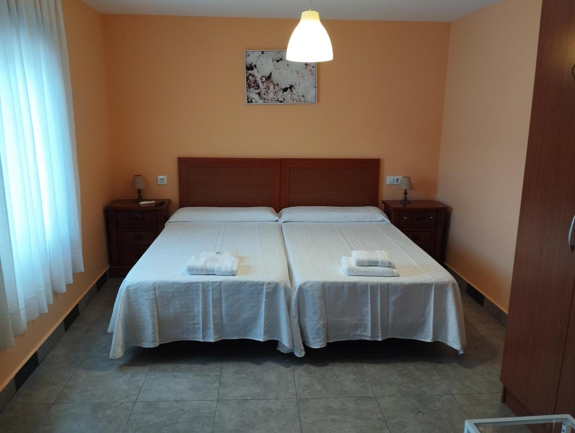 Hostal Bordillas Pomaluengo Bagian luar foto