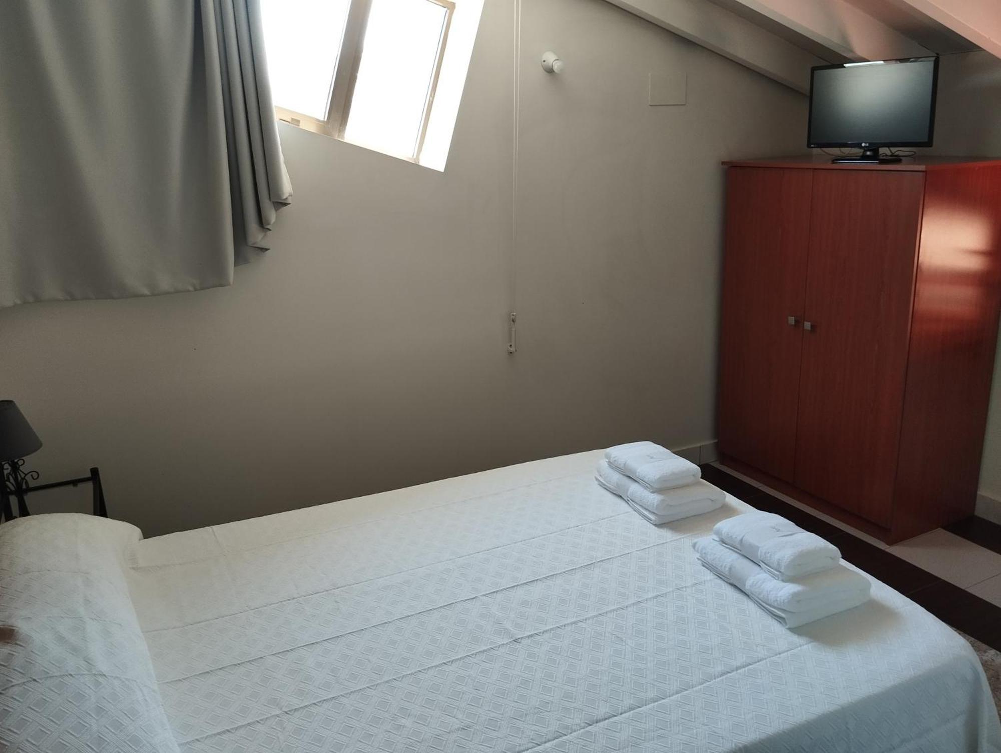 Hostal Bordillas Pomaluengo Bagian luar foto
