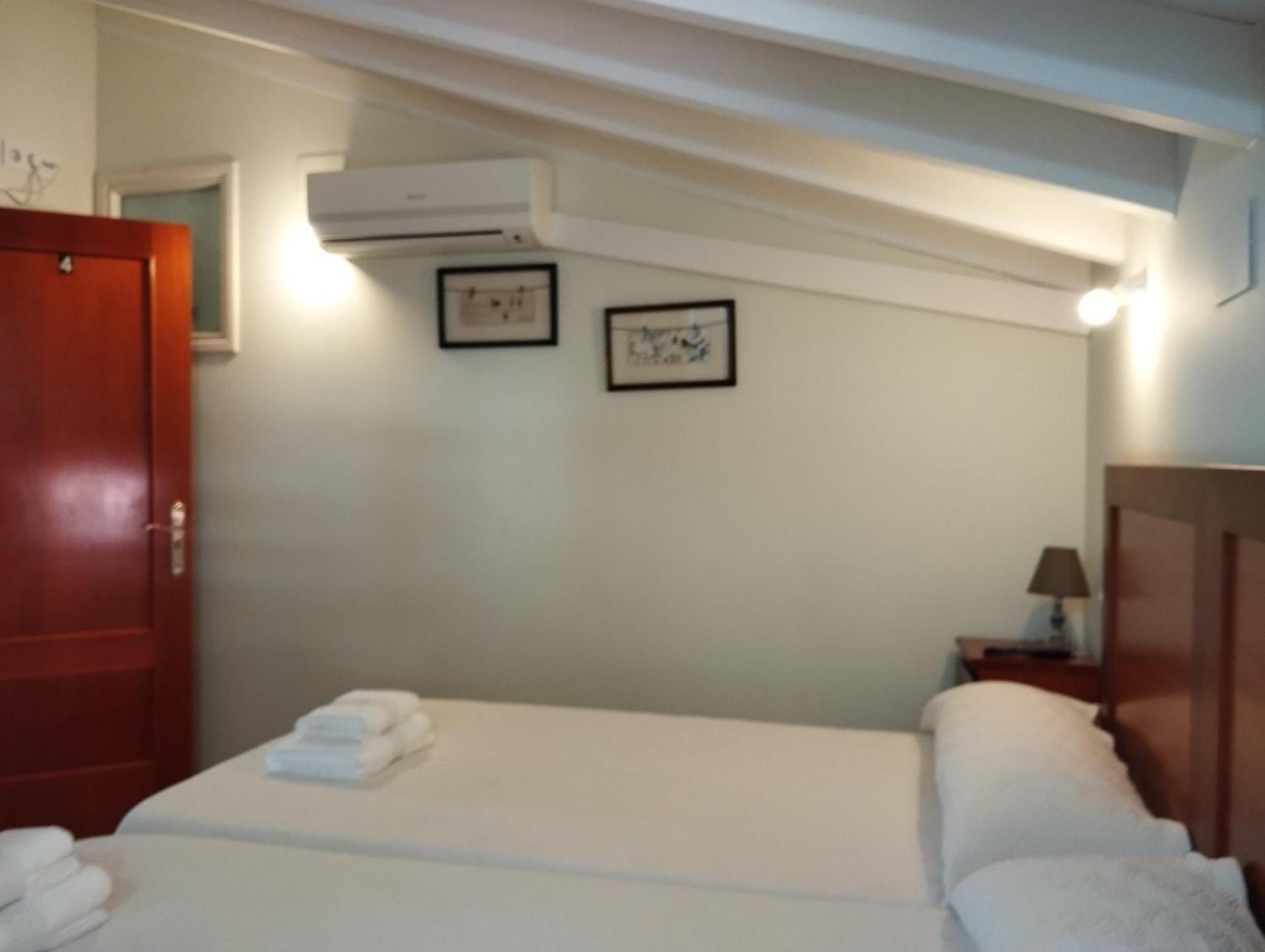 Hostal Bordillas Pomaluengo Bagian luar foto
