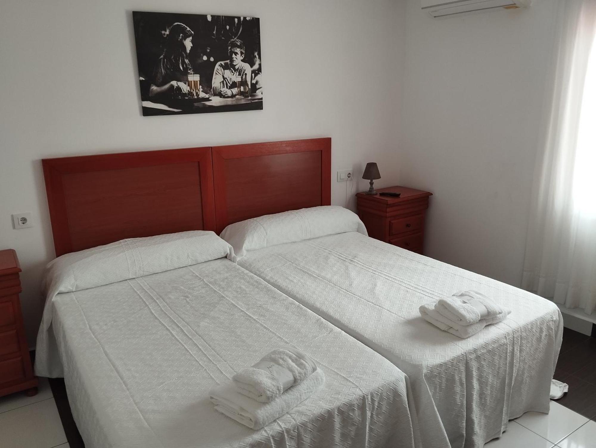 Hostal Bordillas Pomaluengo Bagian luar foto