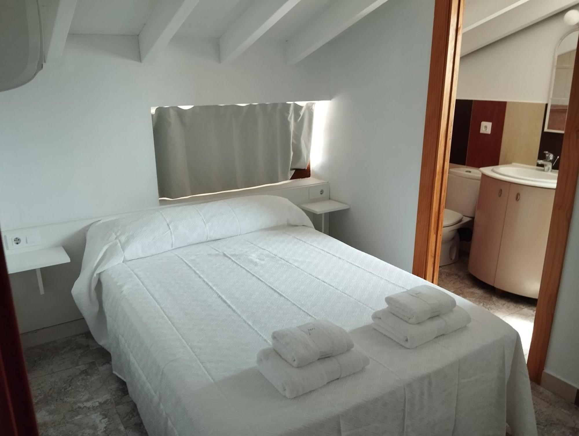 Hostal Bordillas Pomaluengo Bagian luar foto