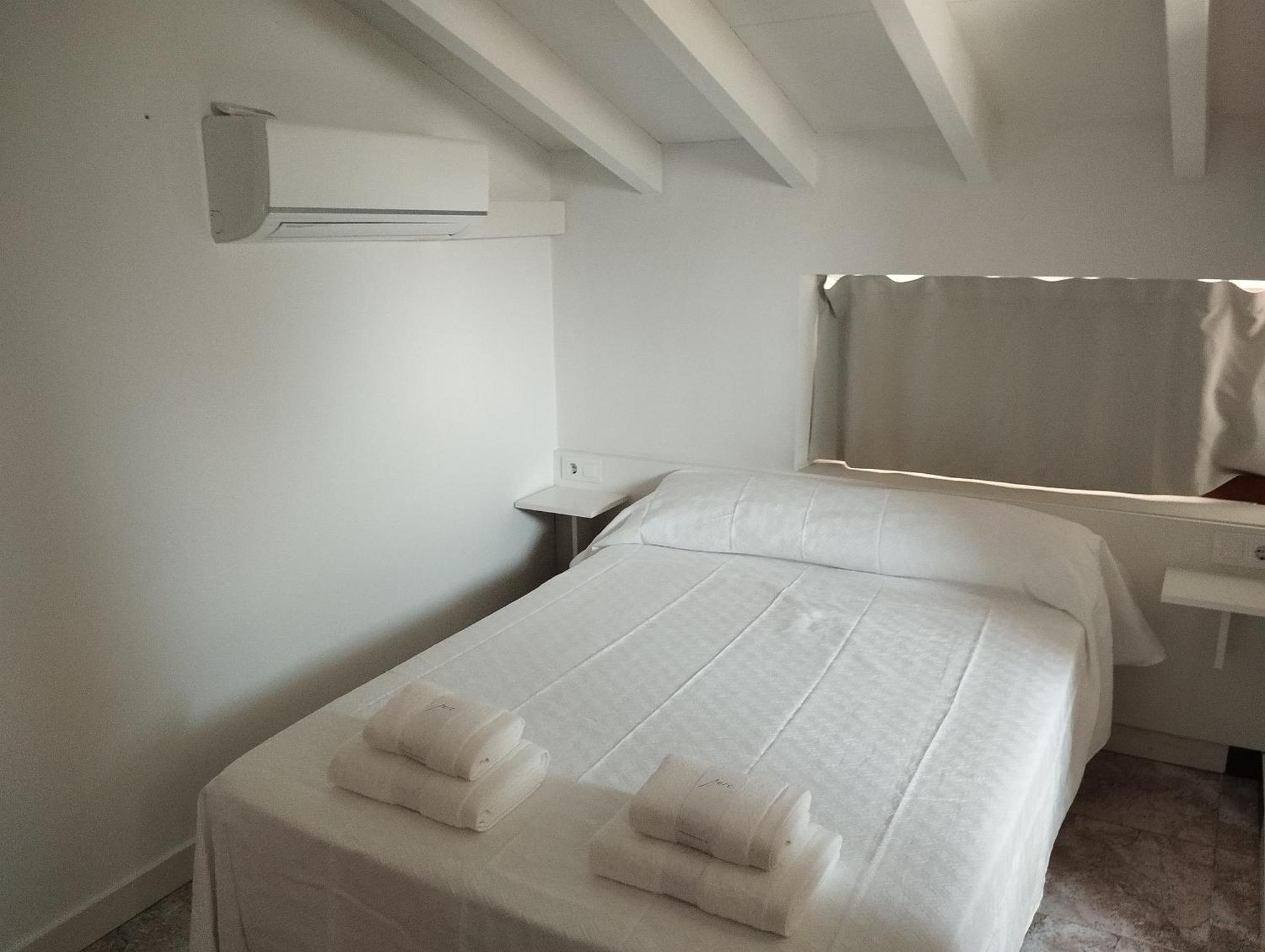 Hostal Bordillas Pomaluengo Bagian luar foto