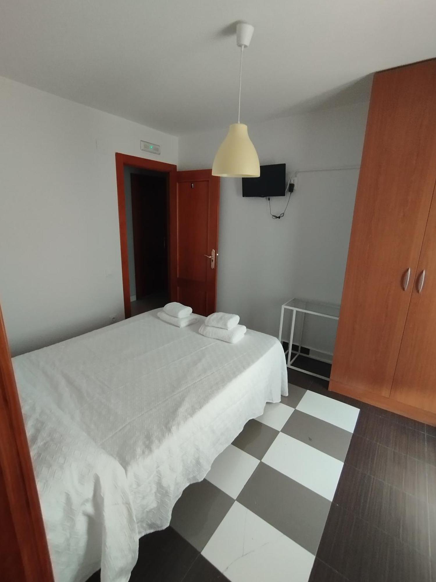 Hostal Bordillas Pomaluengo Bagian luar foto